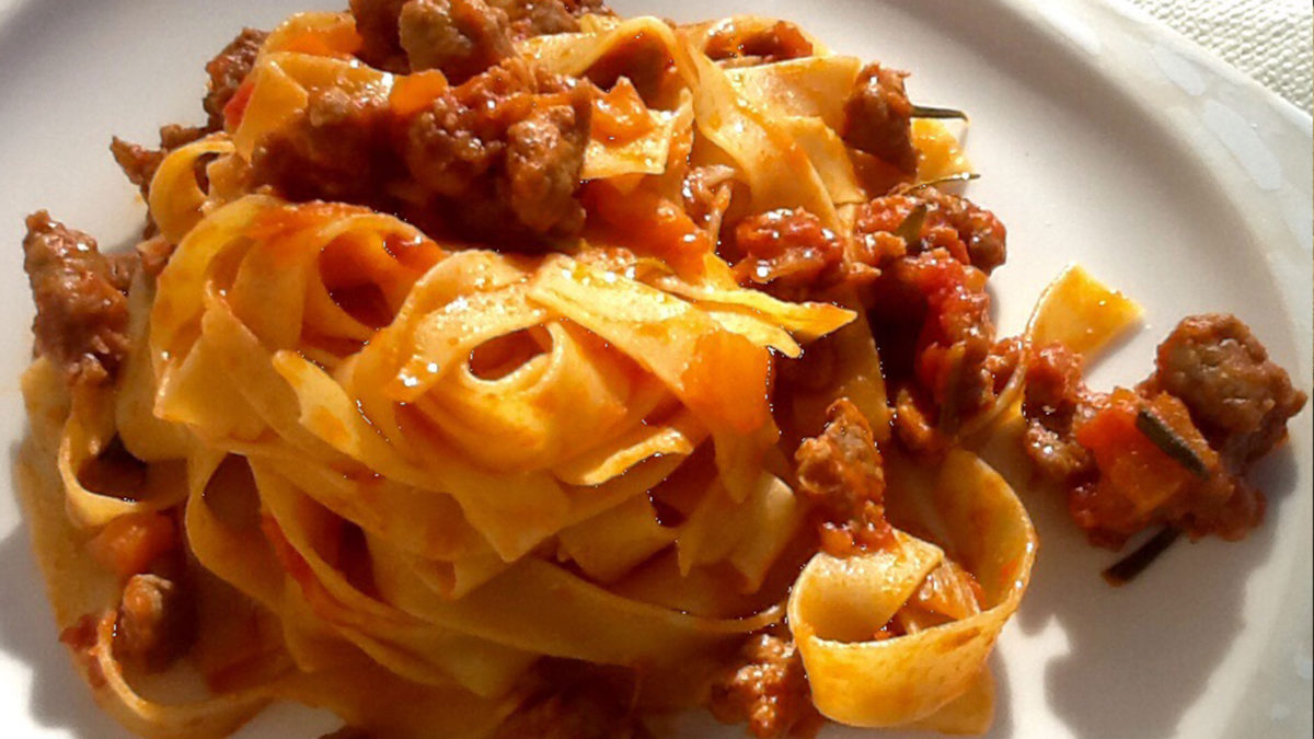 Tagliatelle al ragù di salsiccia - La Taverna Val Trebbia